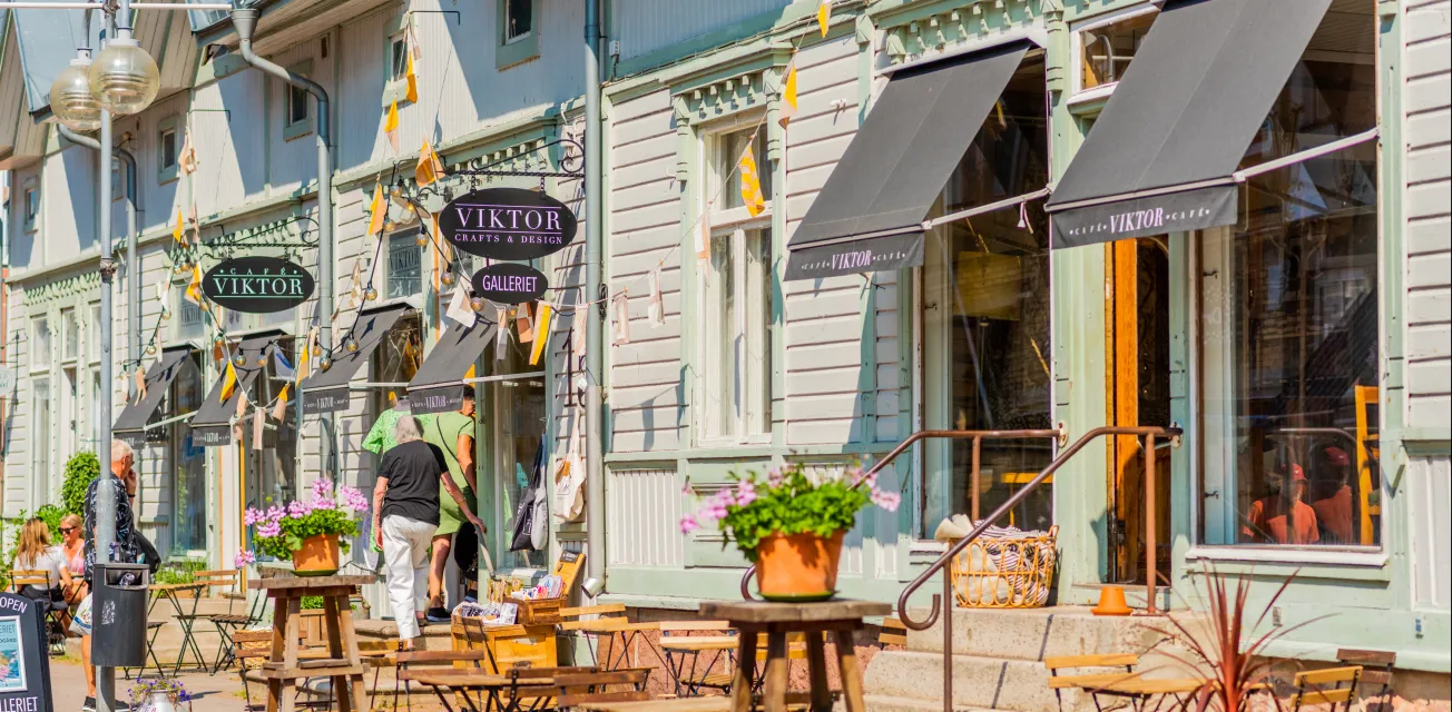 Mysig träfasad vid Viktor Craft & Design och Café Viktor i Mariehamn.