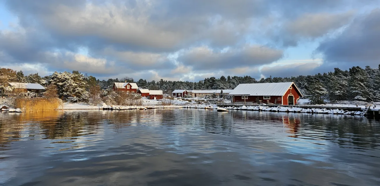 Silverskärs hamn i vinterskrud, redo att ta emot julbordsgäster.