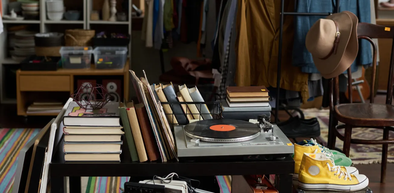 Interiör från butik med second hand-fynd.
