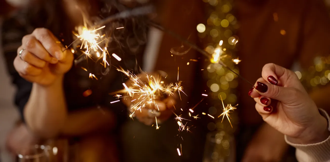 Närbild på sprakande tomtebloss vid nyårsfirande.