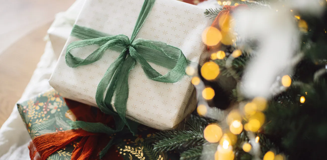 Julklappar under granen.