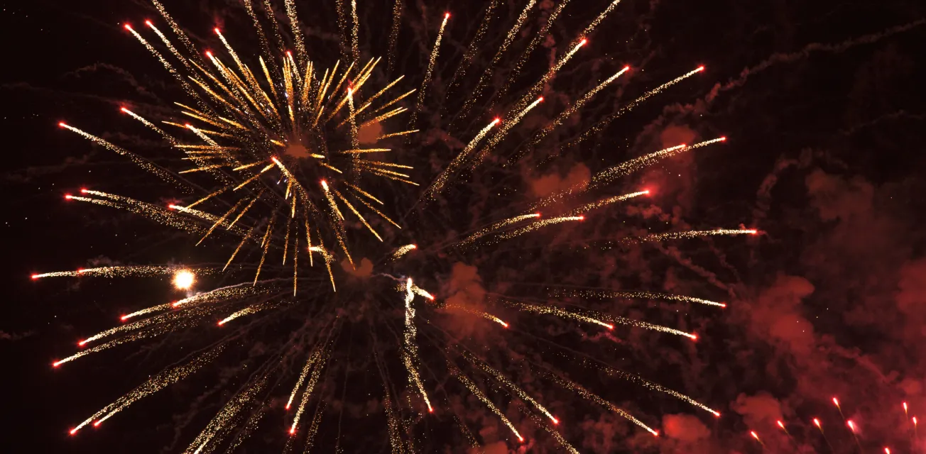 Färgglada nyårsfyrverkerier.