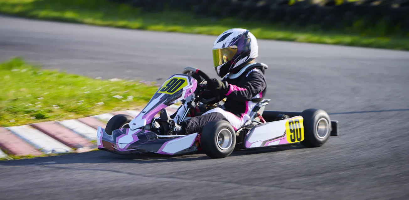 Barn som kör gokart.