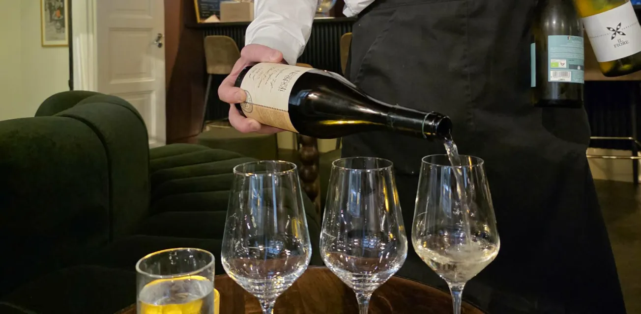 Sommelier häller upp vin för vinprovning i Telegrafens vinbar.