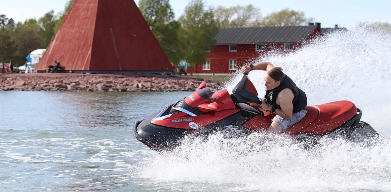 Vattenskoter med Jets Åland på Slemmern vid Sjökvarteret.