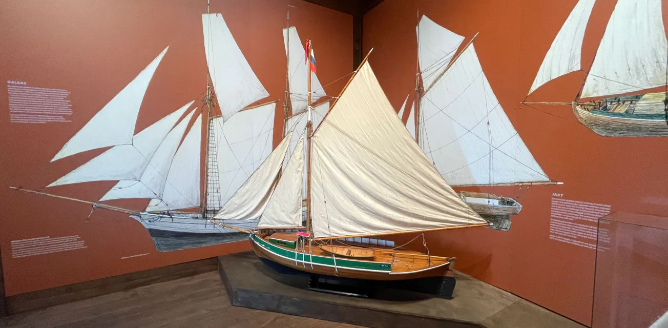 Modell och illustrationer i utställningen i museet i Sjökvarteret.