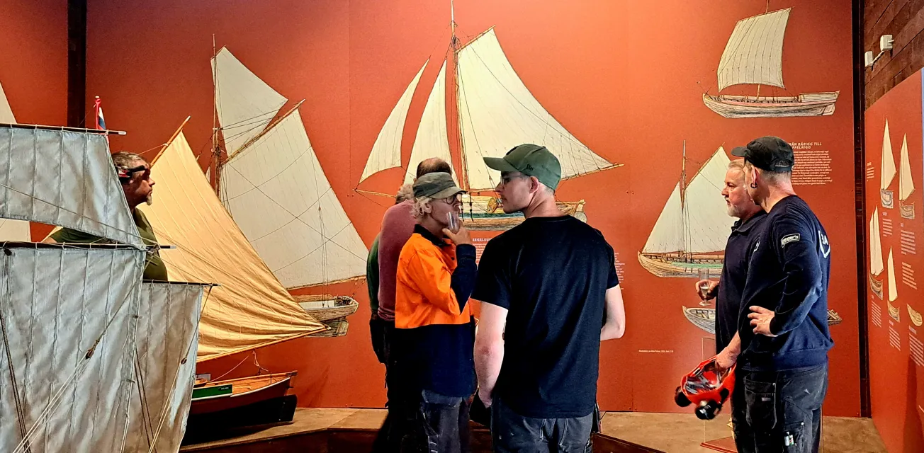 Interiör från Sjökvarterets museum med modeller och illustrationer av olika båtar.
