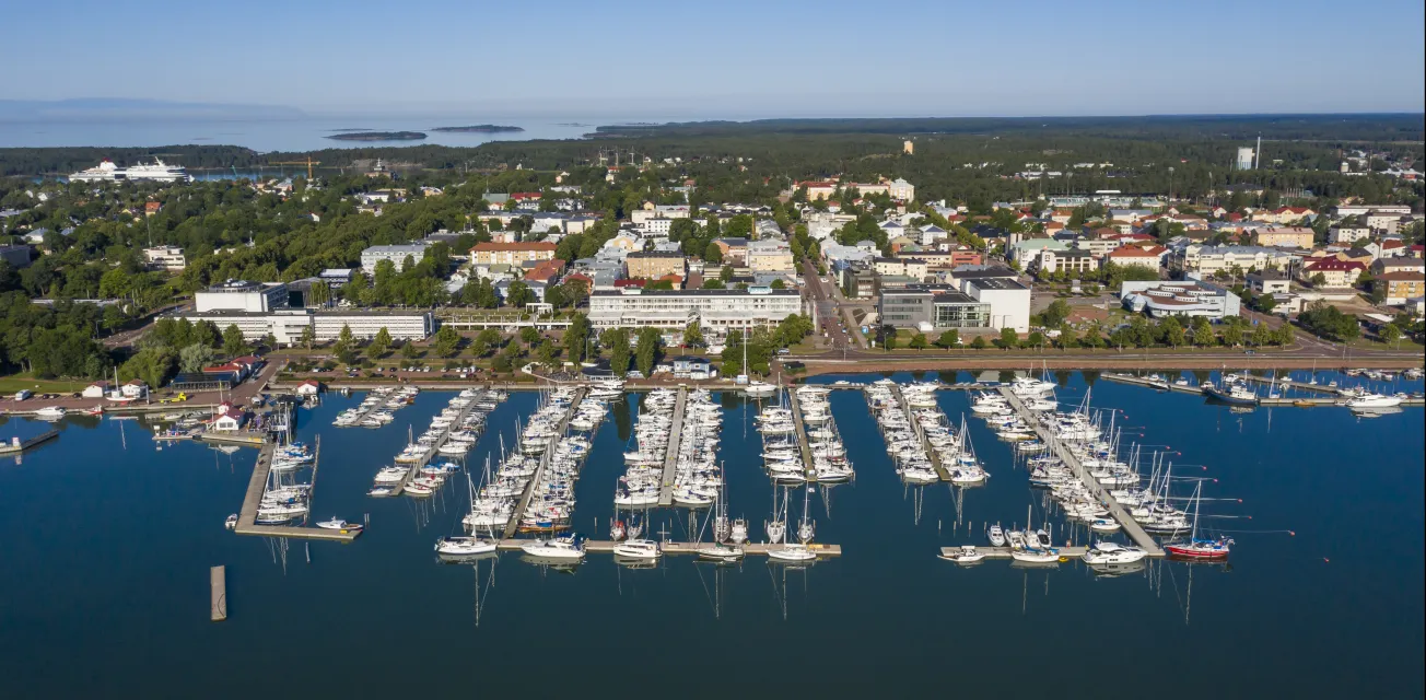 Flygfoto över MSF gästhamn och Club Marin i östra Mariehamn.