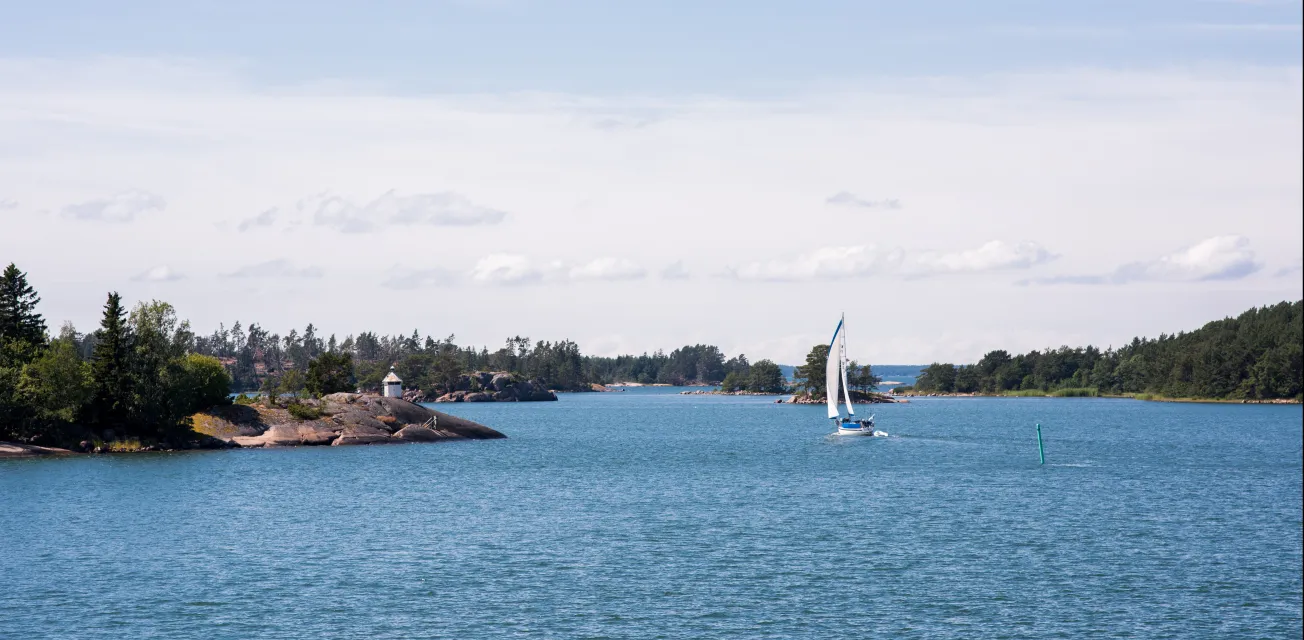 Segelbåt i bland öarna i Ålands skärgård.