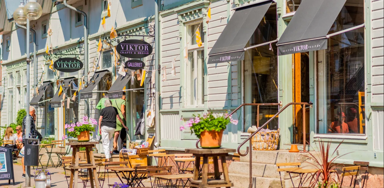 Fasaden och uteserveringen vid Viktor Craft & Design och Café Viktor.