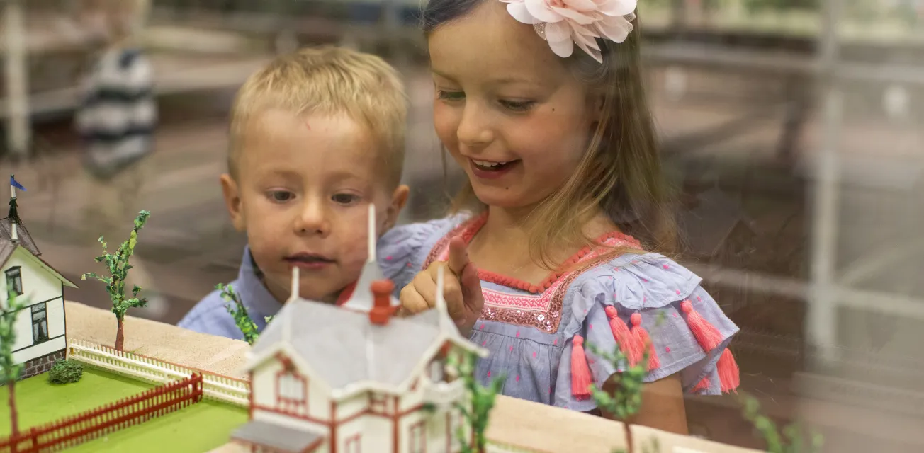 Barn tittar på miniatyrmodellerna i Mariehamnsmuseet.