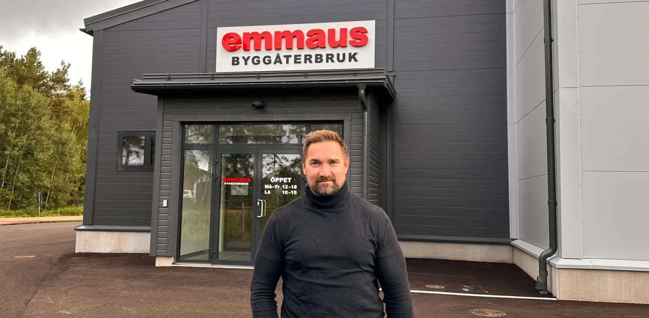 Jesper Svanfelt-Lindén, vd Svinryggen, utanför Emmaus byggåterbruk.