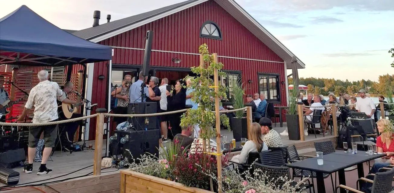 Fullsatt på terrassen hos Lolo's Hamnkök under en konsertkväll.