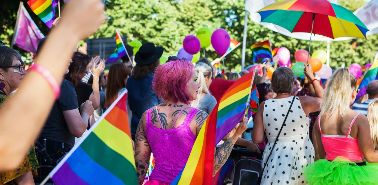 Prideparad i Mariehamn under Åland Pride.