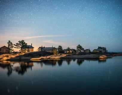  Timrade bodar på ön Klobben vid Silverskär Islands en stjärnklar och stilla natt.