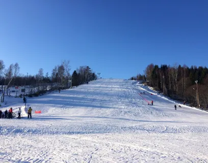 Vy från slutet av backen vid Germundö Alpin en solig dag.