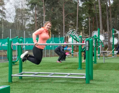 Kvinna tränar dips i utegym i Mariehamn.