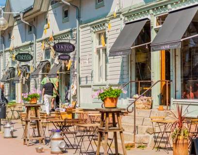 Mysig träfasad vid Viktor Craft & Design och Café Viktor i Mariehamn.