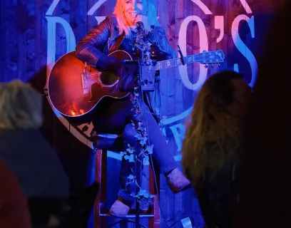 Trubadurer och liveband vid Dino's Bar & Grill.