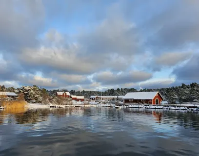 Silverskärs hamn i vinterskrud, redo att ta emot julbordsgäster.