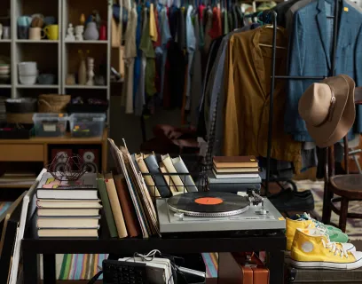 Interiör från butik med second hand-fynd.