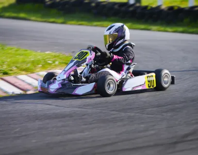 Barn som kör gokart.