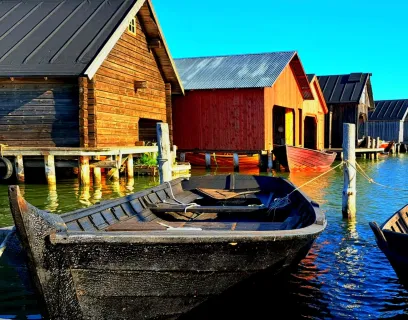 Träbåt vid båthusen i Sjökvarteret.