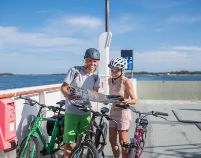 Cyklister på cykelsemester ombord på en skärgårdsfärja.