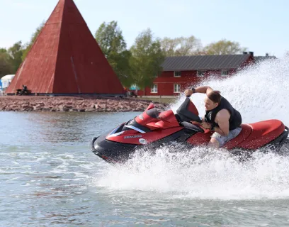 Vattenskoter med Jets Åland på Slemmern vid Sjökvarteret.