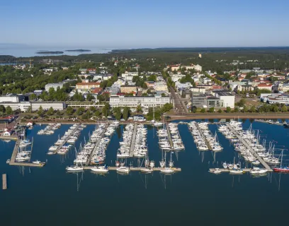 Flygfoto över MSF gästhamn och Club Marin i östra Mariehamn.