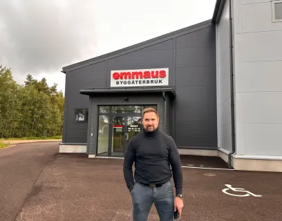Jesper Svanfelt-Lindén, vd Svinryggen, utanför Emmaus byggåterbruk.