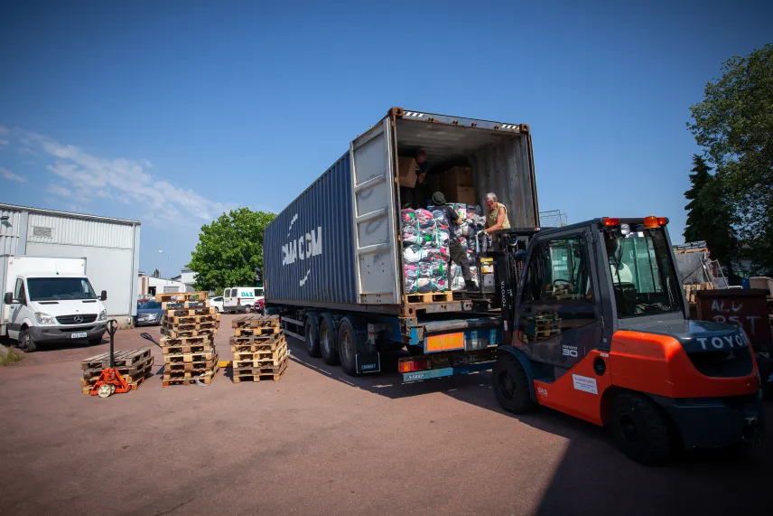 Lastning av transport av bistånd vid Emmaus.