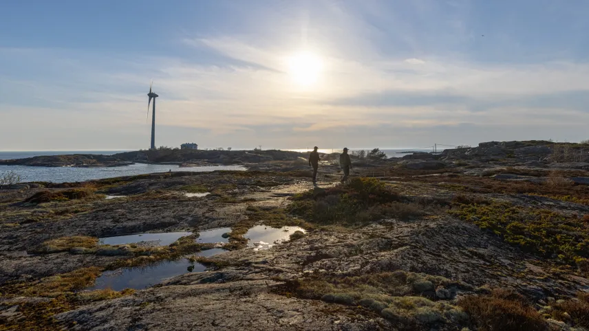 Två personer vandrar på ön Båtskär under ett ådsafari i Ålands skärgård.