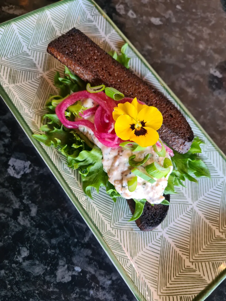 Svartbröd med laxröra från Sara och Jans delikatesser vid Mariebar i Mariehamn.