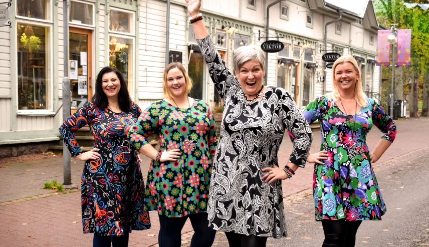 Dress like Marie designar kläder för kvinnor med olika former, från små till stora storlekar.