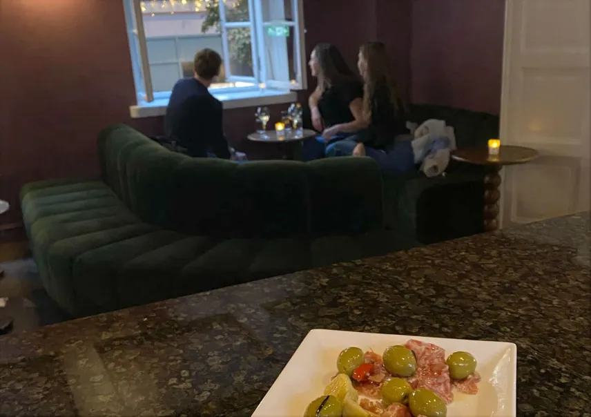 Vinprovning med ostbricka vid Telegrafens vinbar.