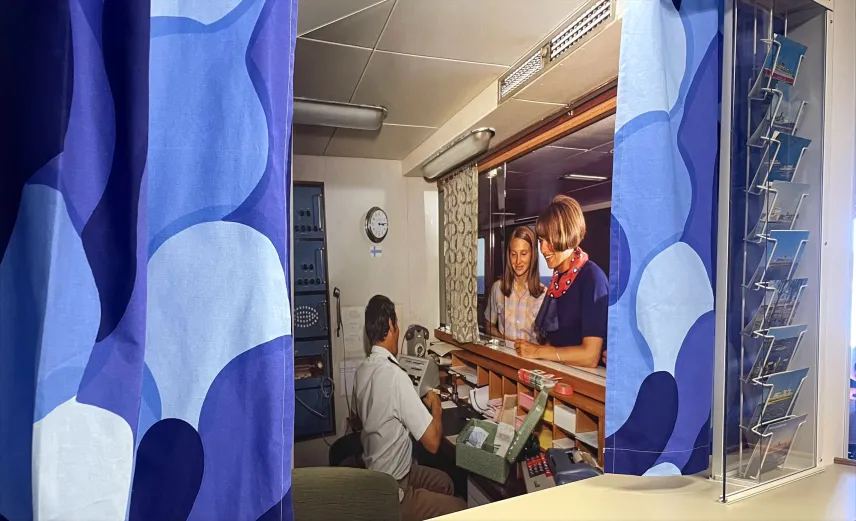 Receptionen med purser och kunder - vy från utställningen Kasta loss! vid Ålands sjöfarsmuseum.