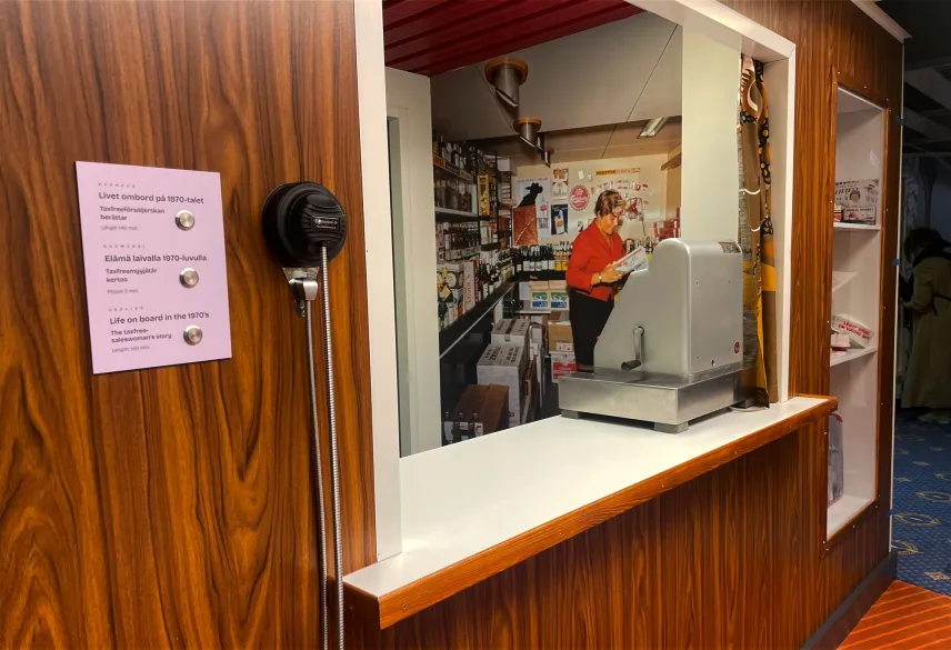 Taxfreebutiken - interiör från utställningen Kryssa loss! vid Ålands sjöfartsmuseum.
