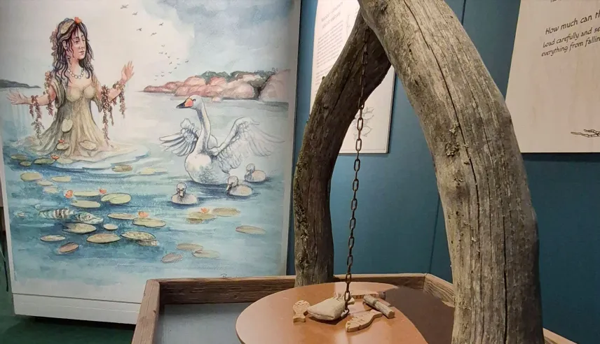 Havsfru och våg från utställningen Väsen vid Ålands kulturhistoriska museum.
