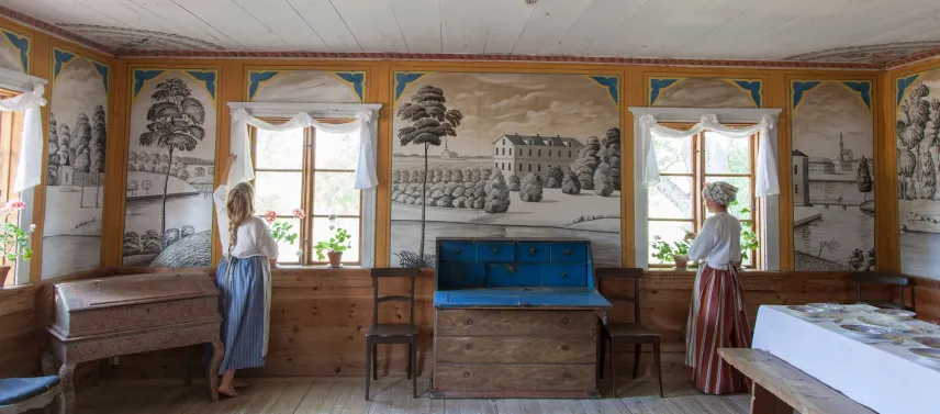 Jan Karlsgårdens friluftsmuseum, interiör från salen med modeller.