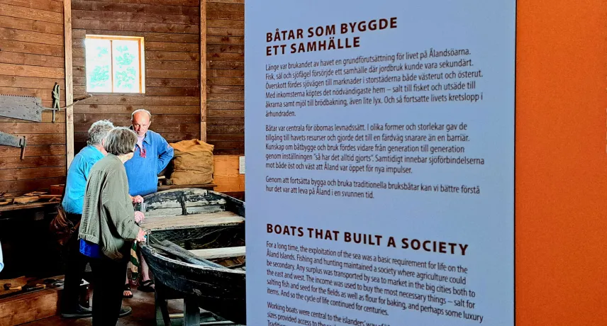 Interiör från museet i Sjökvarteret med en infotavla i förgrunden.