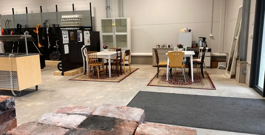 Emmaus byggåterbruk har en cafédel där du kan köpa kaffe.