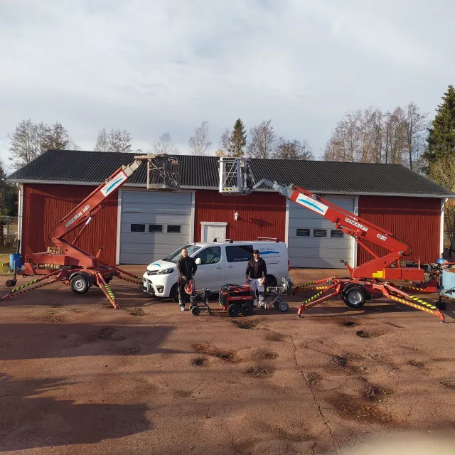 Skyliftar framför stort garage