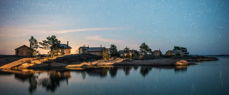 Timrade bodar på ön Klobben vid Silverskär Islands en stjärnklar och stilla natt.