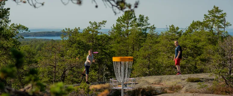 Två killar spelar discgolf på Åland