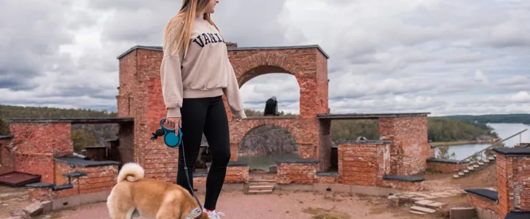 Tjej med hund vid fästningsruinerna i Bomarsund.