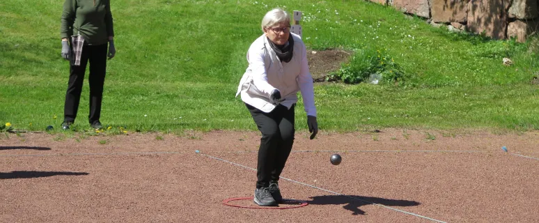 Kvinna som spelar boule vid banan i Mariehamn.