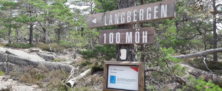 Skylt vid vandringsleden Långbergen på Åland.