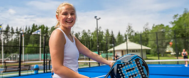 Tjej som spelar padel på Åland.