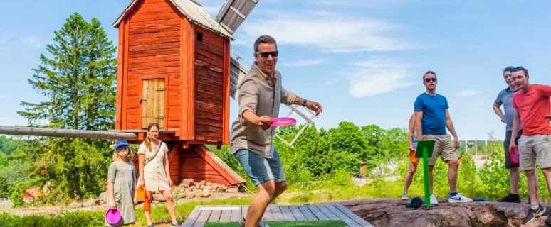Discgolfspelare vid banan vid Jan Karlsgårdens friluftsmuseum.